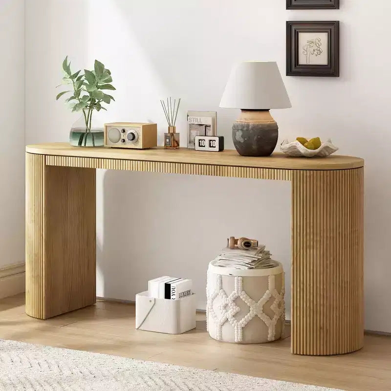 Console d'entrée moderne avec pieds incurvés, motif à rayures verticales, table étroite pour le salon